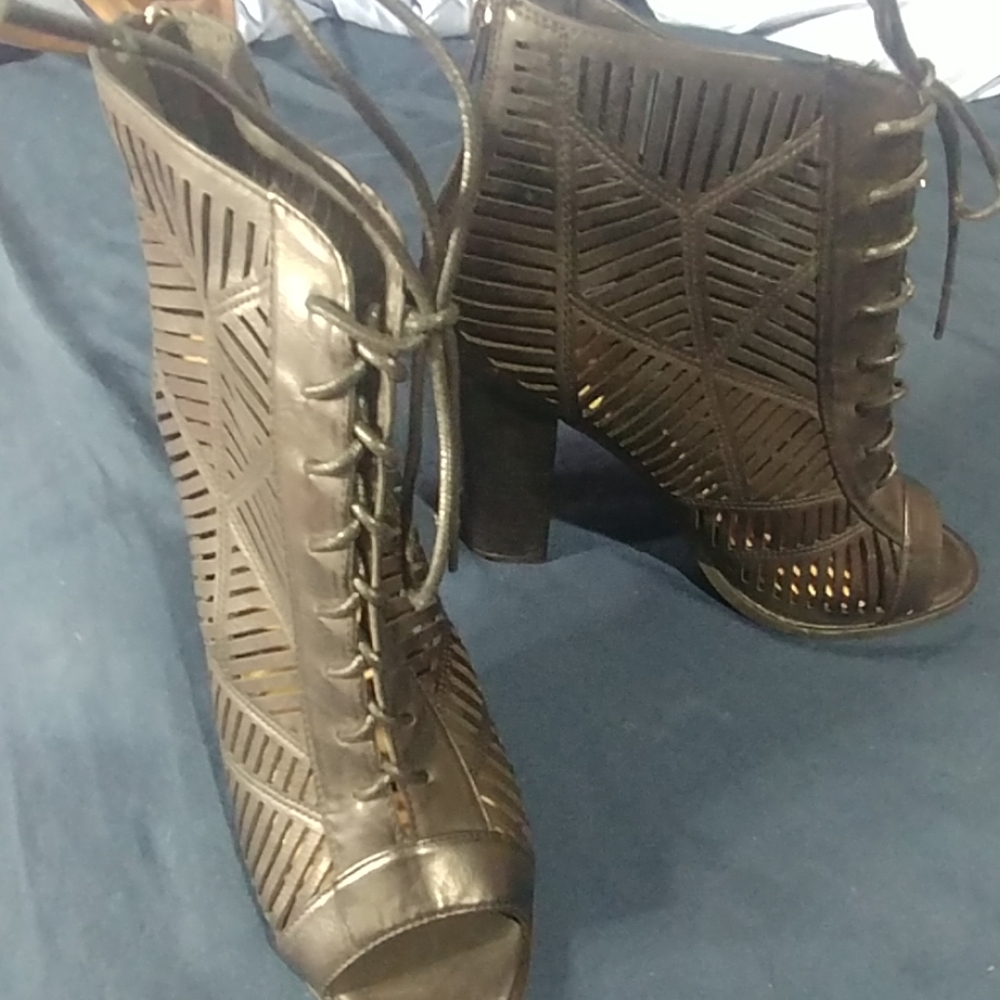 Chelsea Moreland black heels